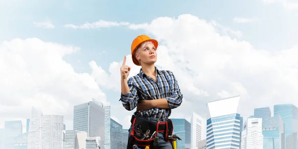 Bella donna costruttore in hardhat — Foto Stock