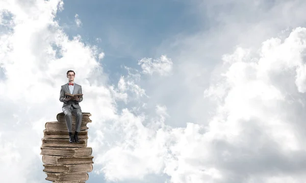 Giovane uomo d'affari o studente che galleggia nel cielo blu e studia la scienza — Foto Stock