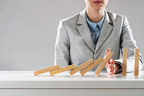 Business donna mano blocco effetto domino — Foto Stock