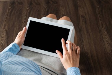 Kucağında tabletle iş kadını