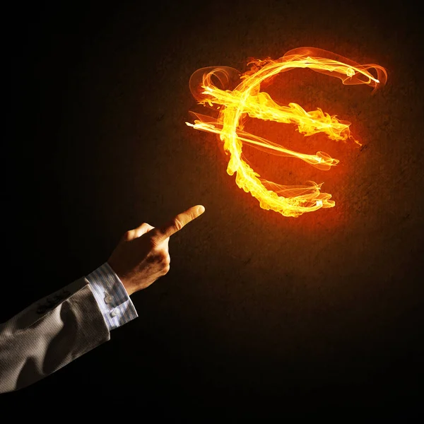 Conceito de fazer dinheiro com símbolo de fogo de moeda euro no fundo escuro — Fotografia de Stock