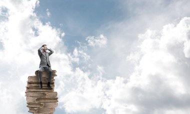 Gözlüklü genç adam hiçbir şey duymak istemiyor.