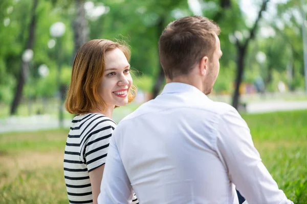 对年轻情侣约会在公园里 — 图库照片