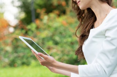 Dijital bilgisayarlı kadın elleri