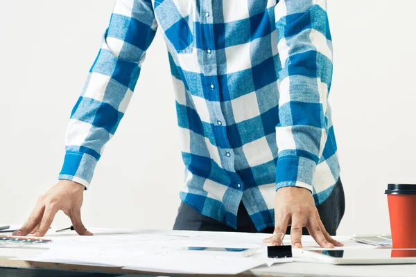 Architekt stojący przy biurku z planami — Zdjęcie stockowe