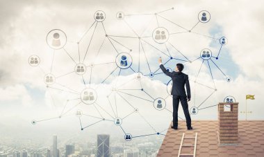 İş adamı çatı katında ağ oluşturma ve bağlantı c 'yi sunuyor