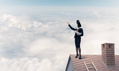 Kamera başlıklı kadınla güvenlik ve gizlilik koruması kavramı