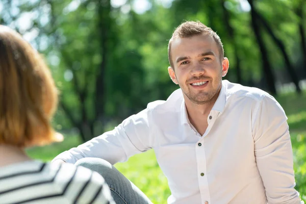 Couple avec un chien dans le parc — Photo