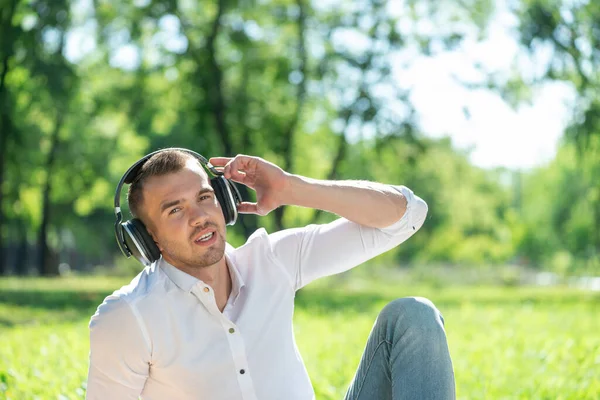 L'uomo nel parco ascolta la musica — Foto Stock