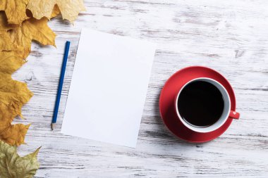 Düz sonbahar kompozisyonu ve bir fincan siyah çay.