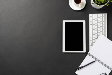Tablet bilgisayarlı modern işyerinin üst görünümü
