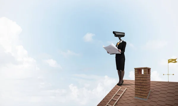 Concepto de seguridad y protección de la privacidad con la mujer de cabeza de cámara — Foto de Stock