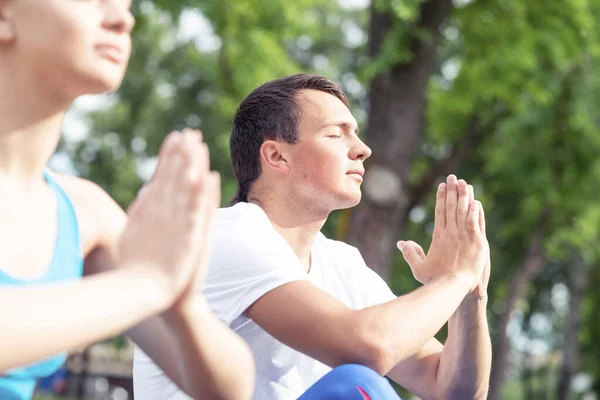 Par sportiga ungdomar som utövar yoga — Stockfoto