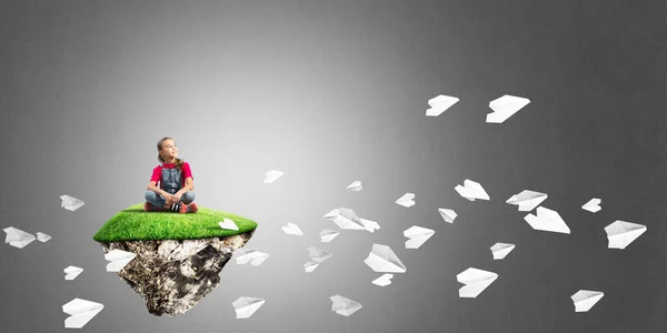 Concepto de infancia feliz descuidada con aviones de papel y niña volando alrededor —  Fotos de Stock