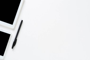 Modern teknoloji çalışma yerinin en üst görünümü