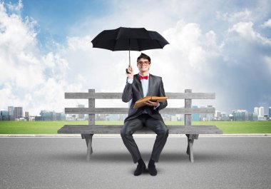 Kitabı olan genç bir öğrenci.