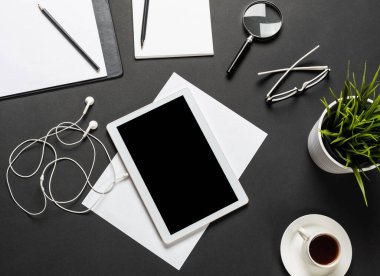 Tablet bilgisayarlı işyerinin üst görünümü