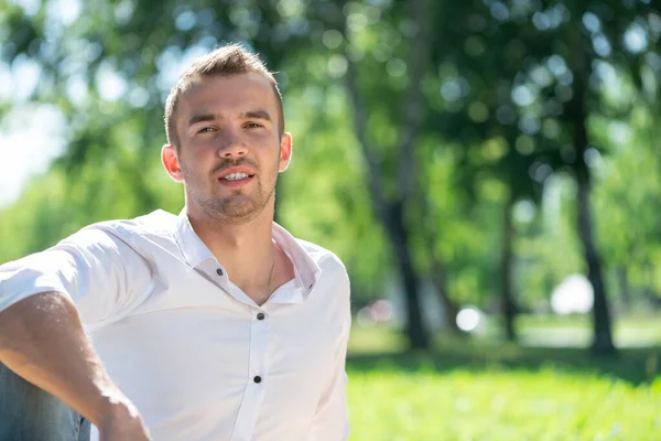 Jongeman in het park — Stockfoto