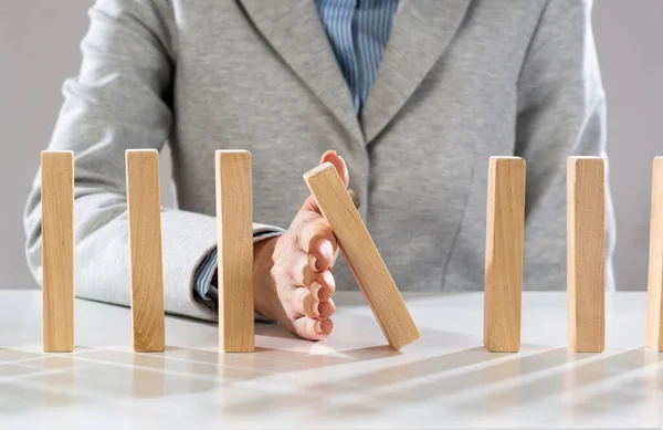 İş kadını el domino etkisini durdurur — Stok fotoğraf