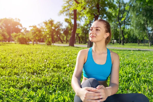 Beautiful smiling girl in sportswear relax in park — Stock Photo, Image