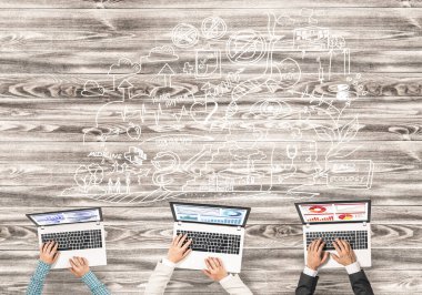 Masada oturan ve alet kullanan iş adamlarının en iyi görüntüsü.