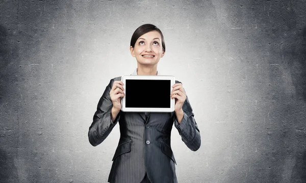 Femme d'affaires avec ordinateur tablette regardant vers le haut — Photo