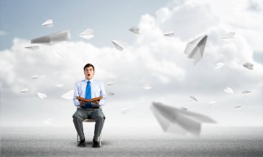 Kitaplı genç işadamı