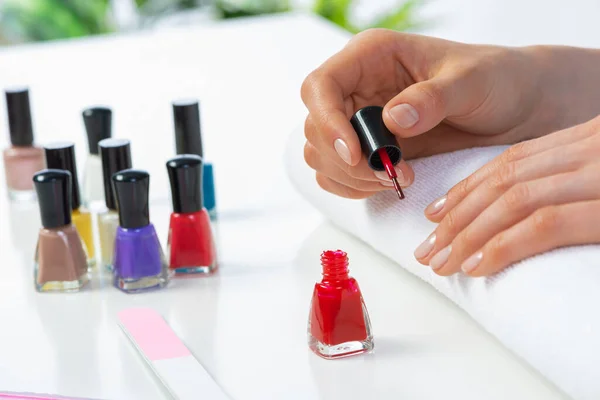 Kobieta daje sobie elegancki manicure w domu — Zdjęcie stockowe