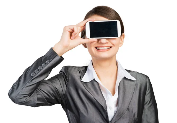 Женщина закрывает глаза смартфоном — стоковое фото