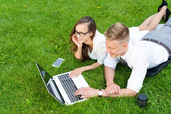 Geschäftsleute mit Laptop im Park — Stockfoto