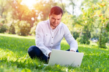 Genç işadamı dizüstü bilgisayar kullanıyor