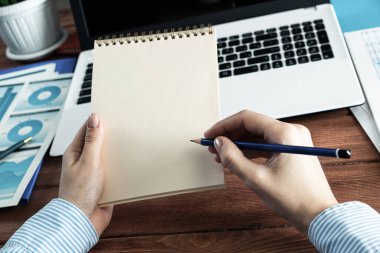 Ofisinde not defteri olan kadın.