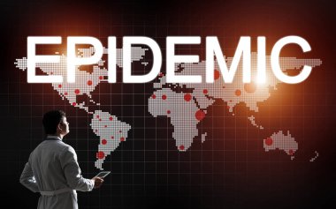 Doktor küresel harita hastalıkları yaygınlığı ile bilgisayar arayüzüne bakıyor