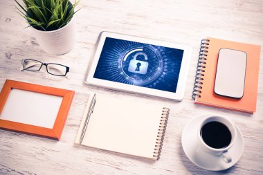 Ahşap masa üzerinde tablet bilgisayarlı Web güvenliği ve teknoloji kavramı