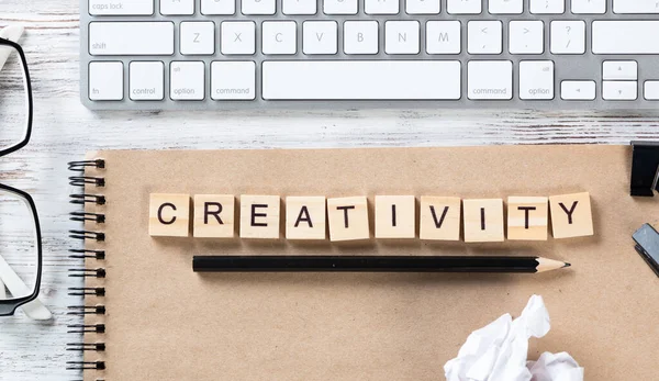 Criatividade e inovação conceito com letras — Fotografia de Stock