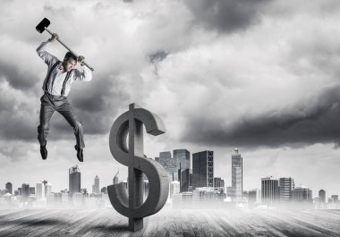 Modern şehir manzarasına karşı kararlı bankacı adam. Dolar betonu kırıyor.