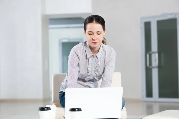 Atractiva mujer joven con portátil — Foto de Stock