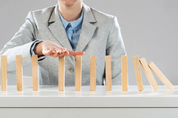 Donna d'affari effetto domino arresto mano — Foto Stock