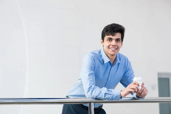 Retrato de primer plano de un hombre con café Fotos de stock libres de derechos