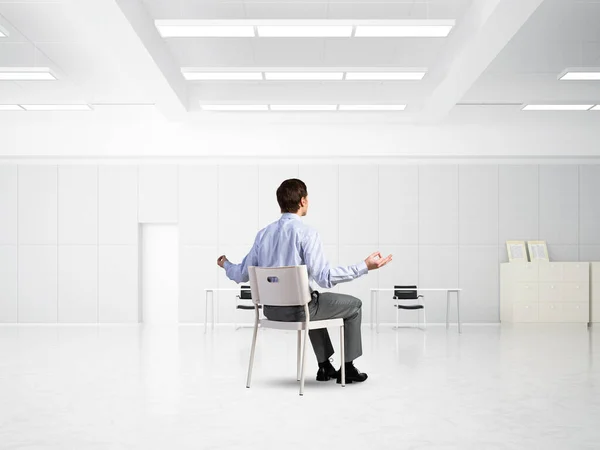 Jovem empresário meditando no escritório Imagens De Bancos De Imagens Sem Royalties