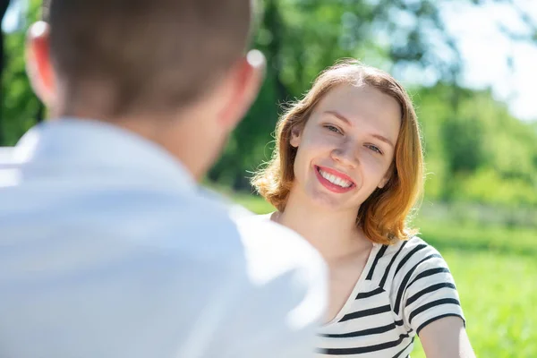 Jeune couple à un rendez-vous dans le parc — Photo