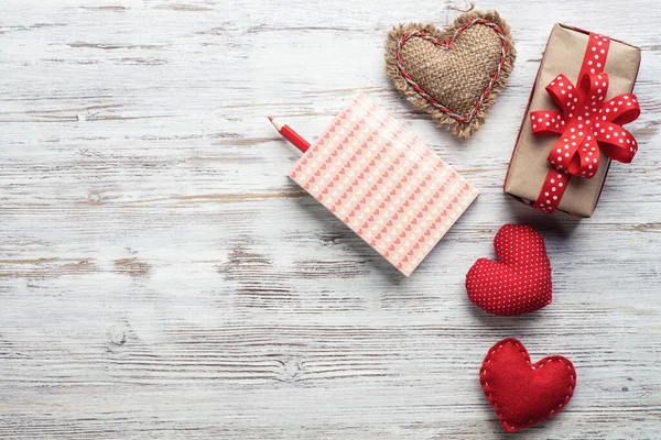 Piso poner linda composición con corazón de tela — Foto de Stock