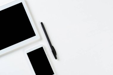 Modern teknoloji çalışma yerinin en üst görünümü