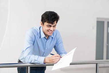 genç işadamı belgeleri ile