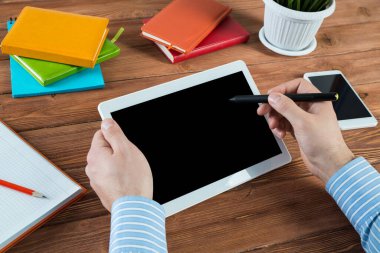 Tabletli bir işadamı, ofiste çalışıyor.