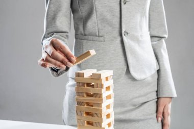 İş kadını ahşap bloklardan kule inşa ediyor.