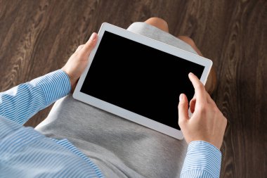 Kucağında tabletle iş kadını