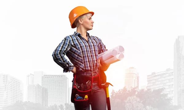 Engenheira feminina atraente em hardhat — Fotografia de Stock