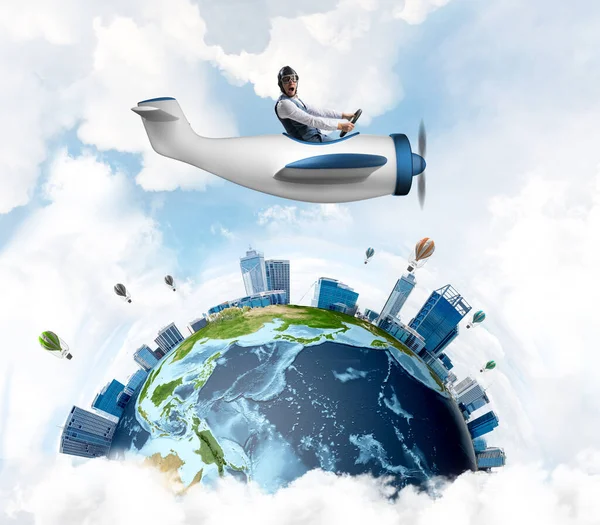 Geschäftsmann mit Fliegerlederhut fährt Flugzeug — Stockfoto
