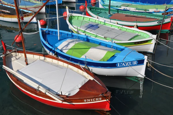 Barcos de pesca coloridos em agradável — Fotografia de Stock